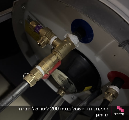 חיבורים וצינורות על דוד שמש